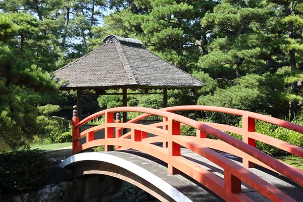 Puente con casa de descanso — Foto de Stock