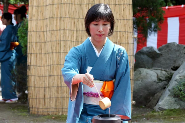 Japansk grøn te ceremoni i haven - Stock-foto