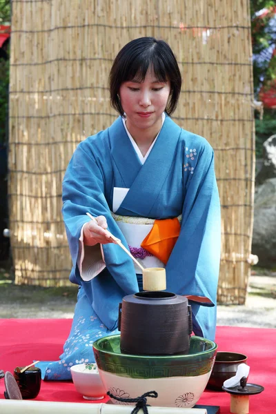 Japanese green tea ceremony in garden — Stock Photo, Image