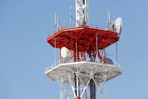 通信タワーのアンテナ — ストック写真