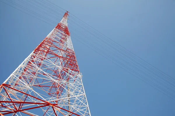 Elektricitet pylon och stål kablar — Stockfoto