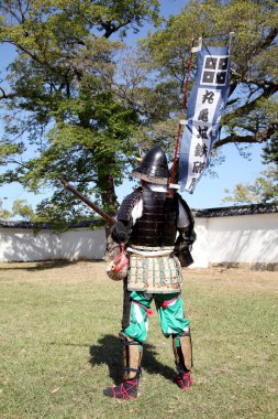 Eski tüfek ile Japon samurai