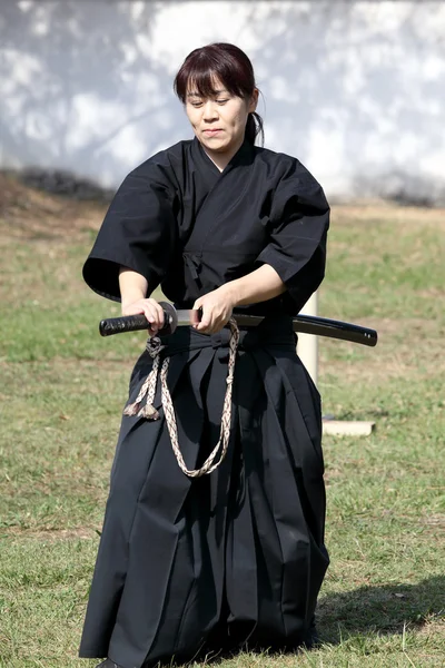 Arte marcial japonesa com espada de katana — Fotografia de Stock