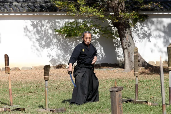 Samurai roupa japonesa uniforme com espada katana — Fotografia de Stock