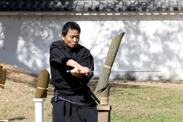 Samurai uniforme de ropa japonesa con espada katana — Foto de Stock