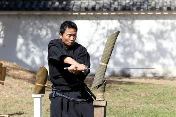 Samurai roupa japonesa uniforme com espada katana — Fotografia de Stock