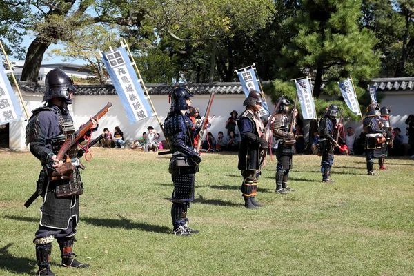 Japanese samurai clothing uniform with old rifle — Stock Fotó