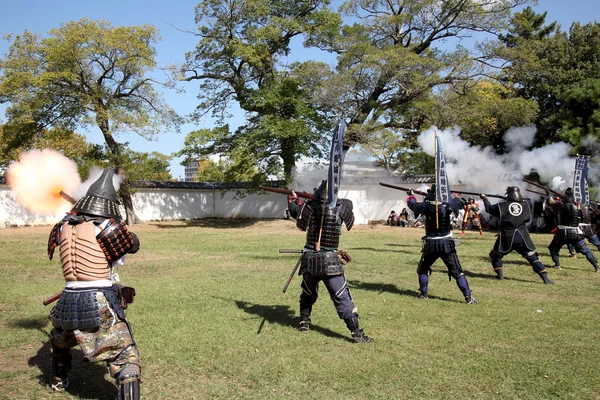 Japanische Samurai-Uniform mit altem Gewehr — Stockfoto