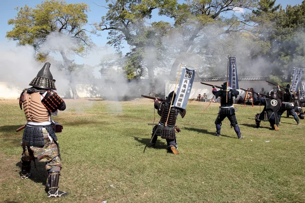 Japanische Samurai-Uniform mit altem Gewehr — Stockfoto