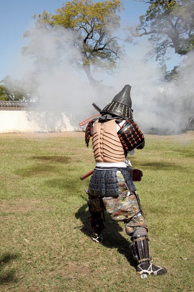 Japanese samurai clothing uniform with old rifle — Stockfoto