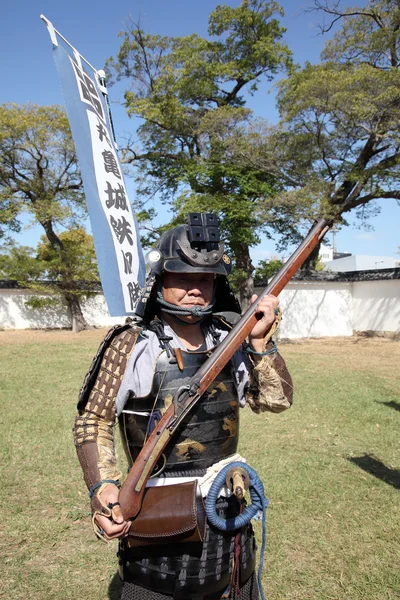 Samurai japonés con rifle viejo — Foto de Stock