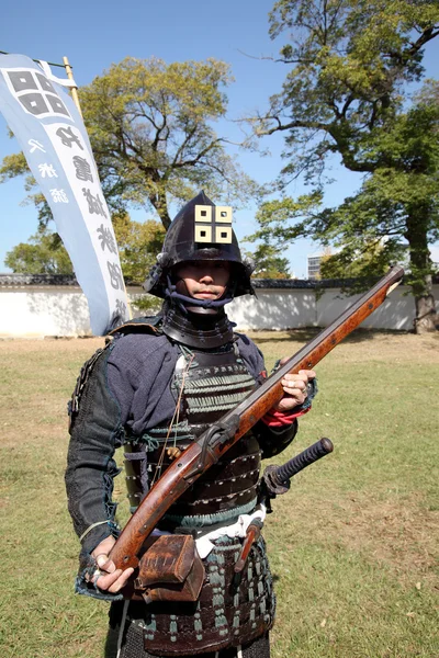 Samurai giapponese con vecchio fucile — Foto Stock