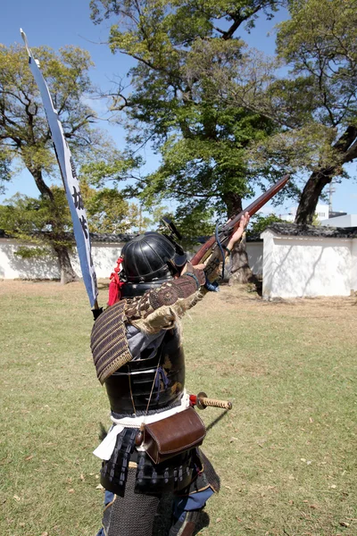 Japanese samurai with old rifle — Stock Photo, Image