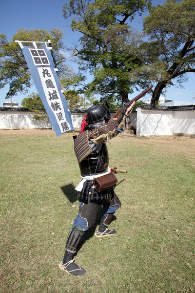 Japanischer Samurai mit altem Gewehr — Stockfoto