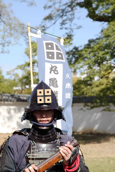 Japonský samuraj s staré pušky — Stock fotografie