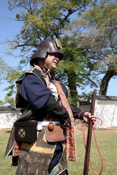 Japanse samurai met oude geweer — Stockfoto