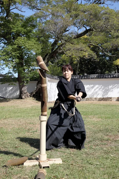 Arte marcial japonesa com espada de katana — Fotografia de Stock