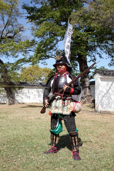 Japanischer Samurai mit altem Gewehr — Stockfoto