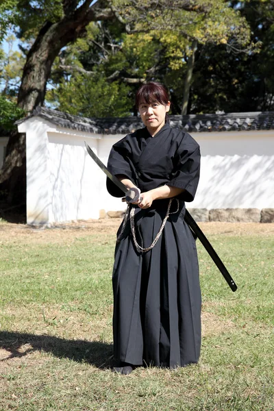 Japanische Kampfkunst mit Katana-Schwert — Stockfoto