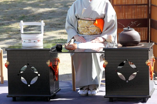 Japanische Grüntee-Zeremonie im Garten — Stockfoto