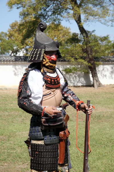 Japanse samurai met oude geweer Rechtenvrije Stockafbeeldingen