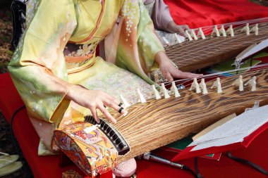 geleneksel instrumen oynarken Umman
