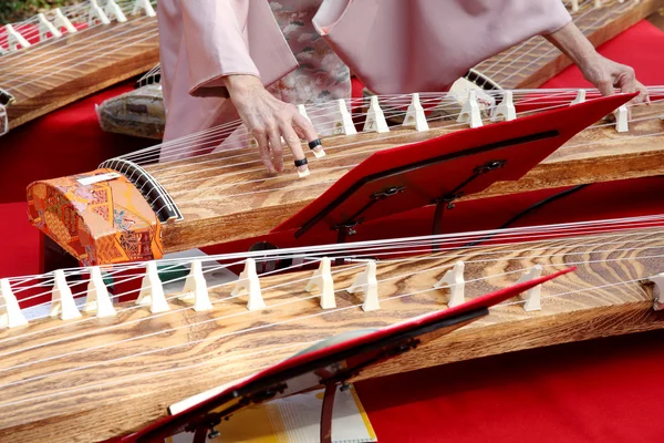 Oman tocando o instrumento tradicional — Fotografia de Stock
