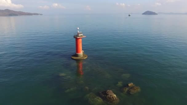 Drone flottant au bord de la mer — Video