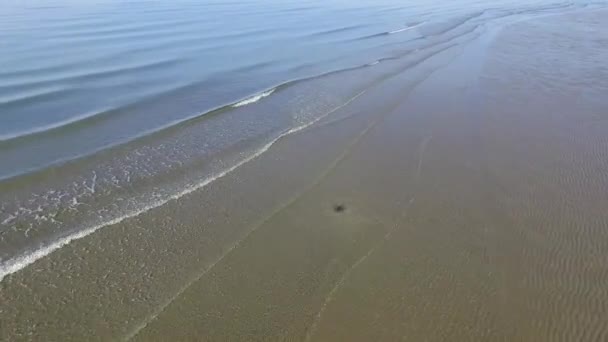 Приморський пейзаж з хвилями — стокове відео