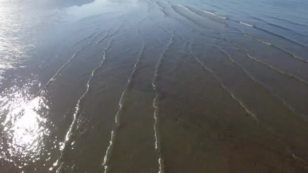 Paisaje costero con olas — Vídeo de stock