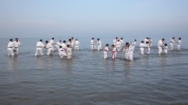 Японські карате тренування з бойових мистецтв на пляжі — стокове відео