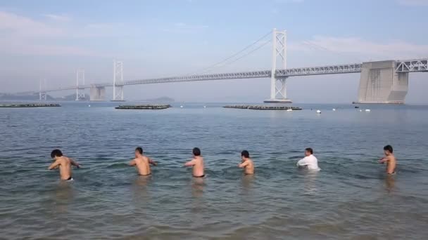 Japonés karate artes marciales entrenamiento en la playa — Vídeo de stock