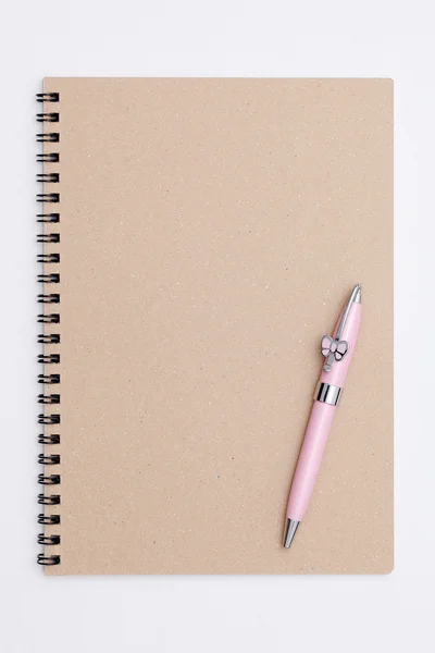 Spiral notebook med kulspetspenna — Stockfoto