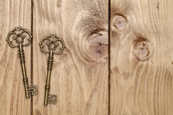 Starožitný klíč na dřevěný stůl — Stock fotografie