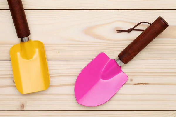 Garden shovel on table — Stock Photo, Image