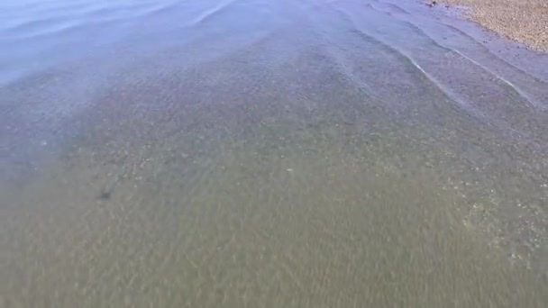 Воздушный беспилотник пролетает над красивым морем — стоковое видео