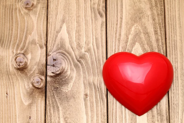 Forma de corazón sobre fondo de madera — Foto de Stock