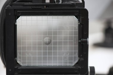 Soyut. Tahıl, toz ve ışık sızıntısı ile gerçek analog kamera görüntüleyici.