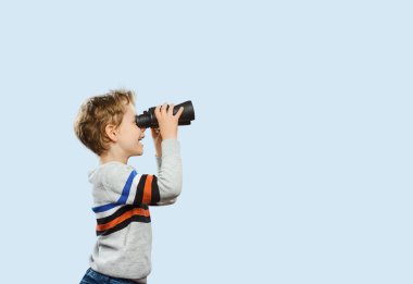 Dürbünü olan bir çocuk bilgi almaya hazır.