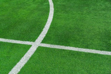 Futbol sahasında yeşil çimenler - futbol stadyumunda çizgi.