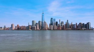 Yarın sabah güneş doğarken New York 'un gerçek özgürlük heykeliyle manzarası. Staten Island 'dan görüntü. Video.