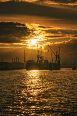 Hamburg, Almanya - dramatik gökyüzü ile günbatımında haffen