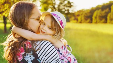 Anne ve kızı. Aile yaz sahalarında