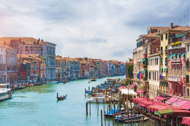 Venedik 'te güneşli bir günde Büyük Kanal' ın gondollarının görüntüsü