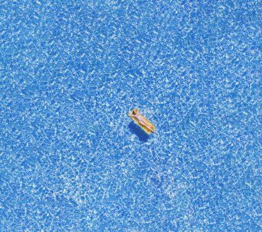 Yüzme havuzunda rahatlatıcı kadın