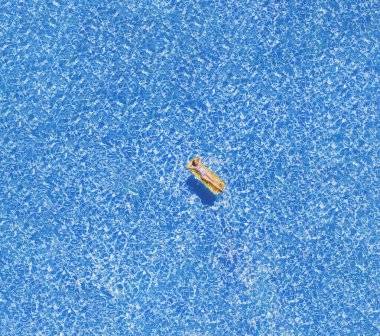 Yüzme havuzunda rahatlatıcı kadın