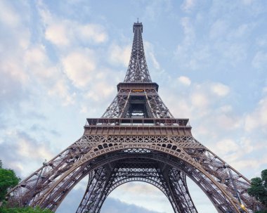 Paris Eiffel kulesinde gündoğumu.