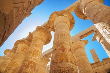 Mısır - Karnak Hypostyle Salon sütunları Luxor Thebes tapınağında.