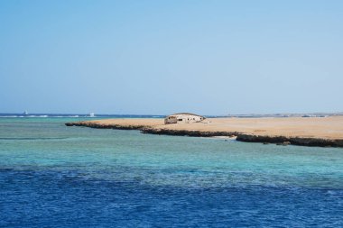 Marsa Alam. Kırık, alabora olmuş Mısır 'da Kızıldeniz' de tekne, Marsa alam.