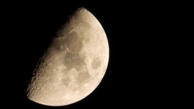 Bangkok, Tayland 'da Yarım Ay yükseliyor.